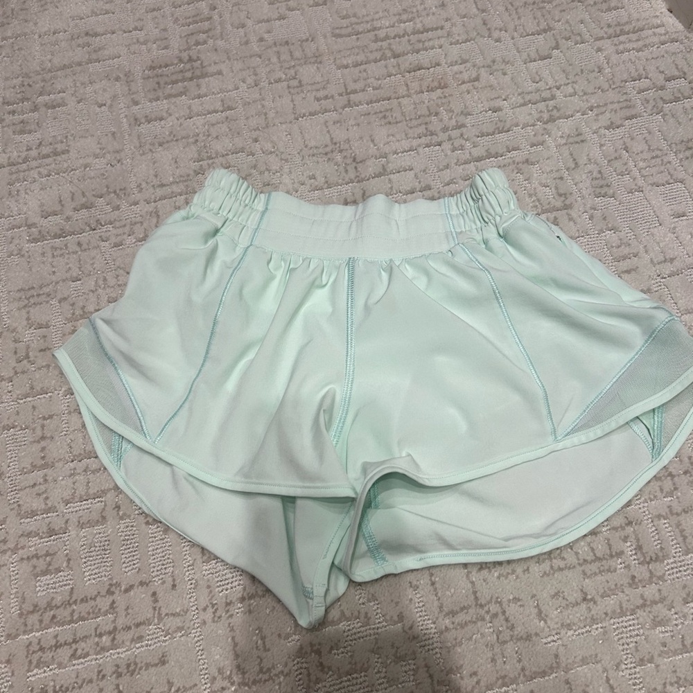 Lululemon 2.5 Hotty hot shorts